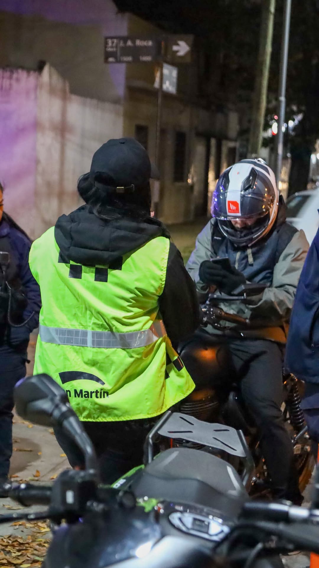 🚨 En Villa Maipú, verificamos la documentación de motos, licencias de conducir, uso de casco y otras normas para mejora...