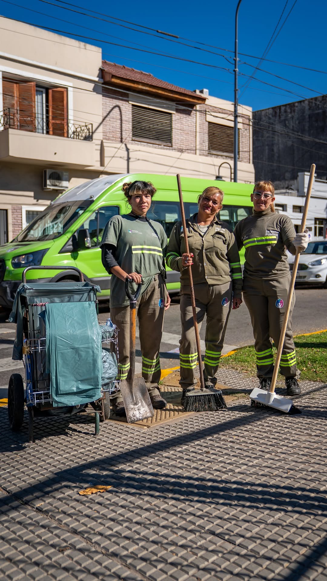 Este es el trabajo que hace todos los días el equipo de barrenderos para que nuestras calles estén limpias, ordenadas y ...