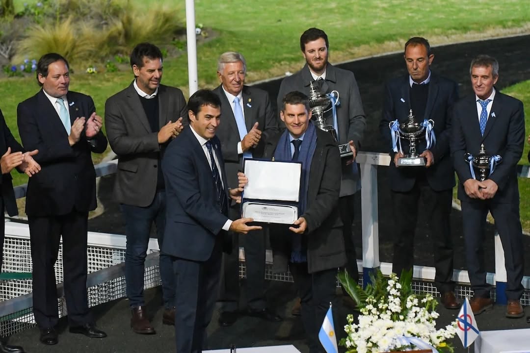 El intendente @ramonlanus participó de la entrega de premios del Gran Premio 25 de Mayo en el Hipódromo de San Isidro.

...