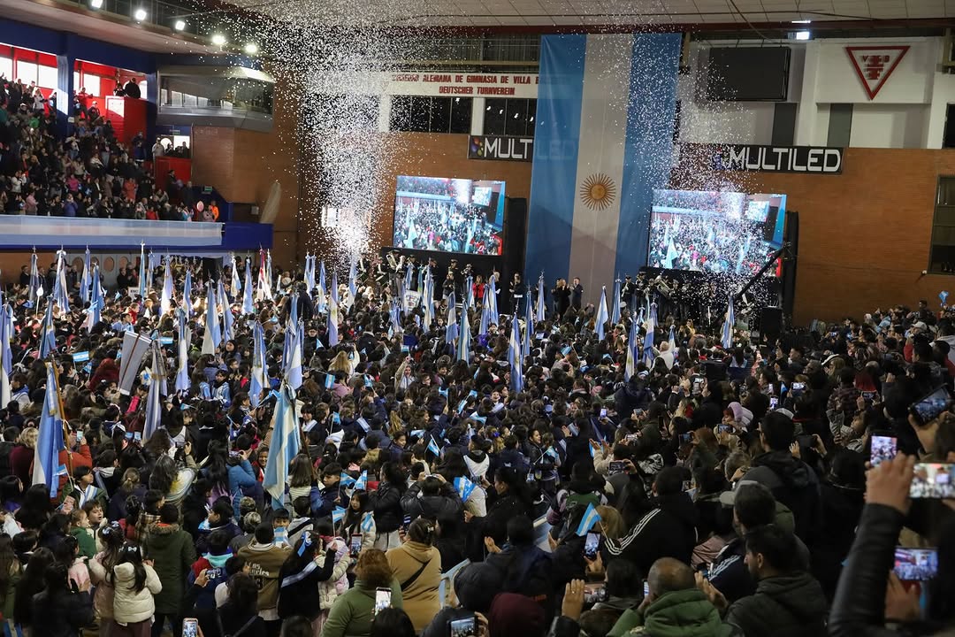 🤍🩵¡Así fue la promesa a la bandera de las escuelas del turno mañana!

Las alumnas y alumnos de 4to año del turno mañan...
