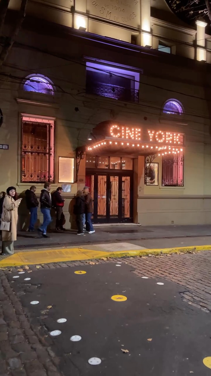 🎬 Todos sabemos que @cineyork es un clásico de VL, pero ¿sabías cómo empezó todo?

Desde hace décadas, este espacio rec...