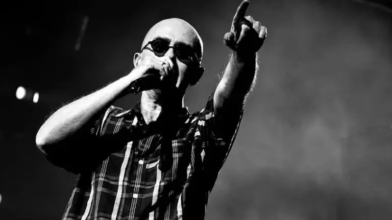 “Me voy corriendo a ver qué escribe en mi pared la tribu de mi calle”

Hoy es una noche triste, un gran músico y poeta d...