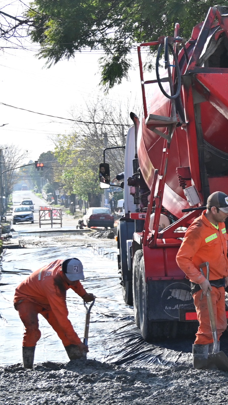 👷🏻El intendente @fernandomoreiraok recorrió la renovación integral de la calle Washington, que abarcará 670 metros cua...