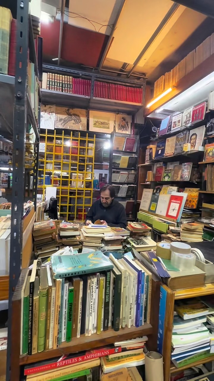 📖 ¿Cuántas historias puede guardar una librería en 30 años?
La Tienda de Libros nació del sueño de Sergio y Noemí y, co...