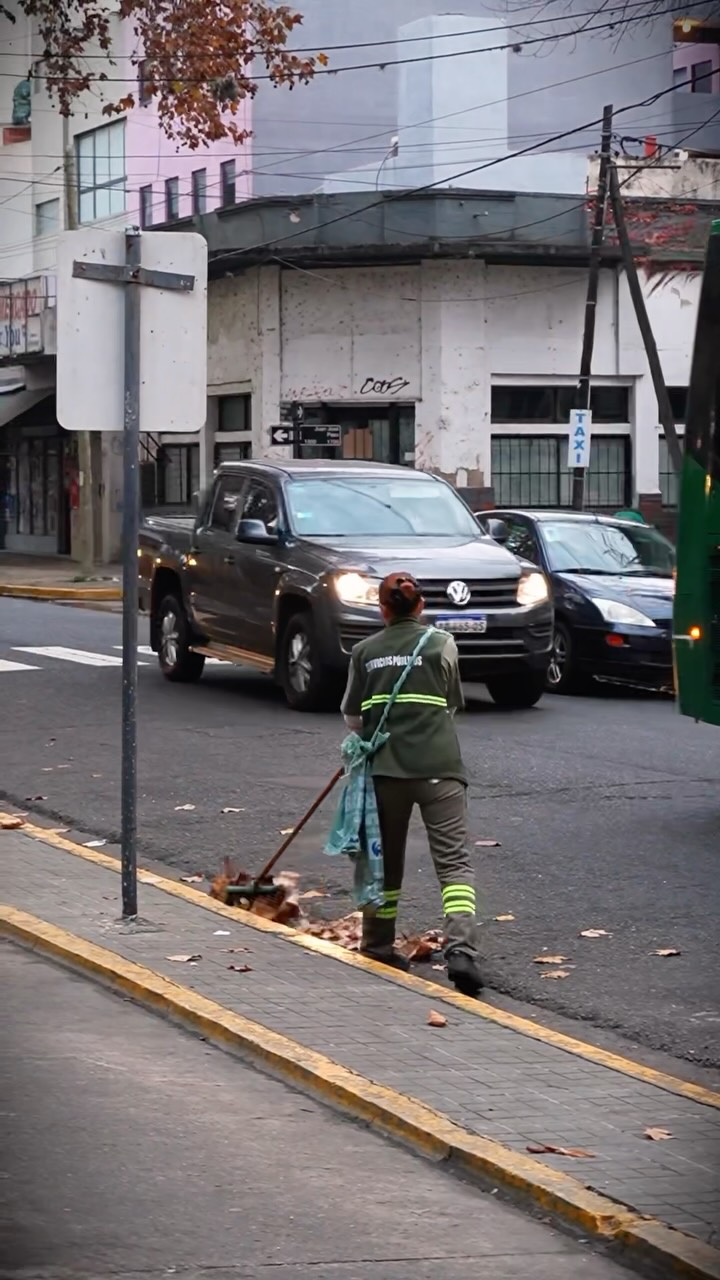 🍂 Detrás de cada rincón de Vicente López hay un equipo que trabaja todos los días para cuidar la ciudad.🙌🏼 

🧹 🍁 En...