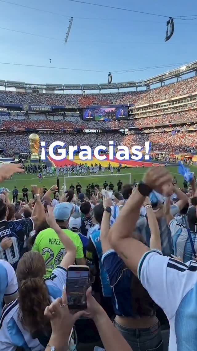 Gracias, @afaseleccion , por hacernos creer, por emocionarnos, por unir a un país entero detrás de una misma ilusión. 

...