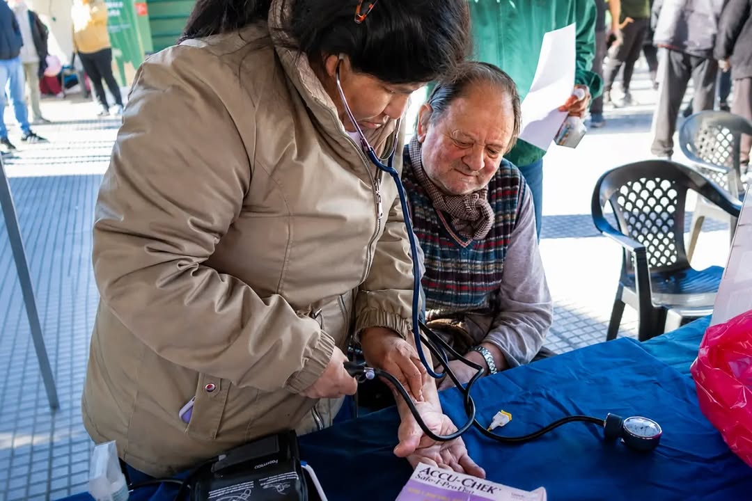 Hoy, más de 250 vecinos participaron de una nueva jornada de "La Municipalidad en tu Barrio" en la Estación de Boulogne....
