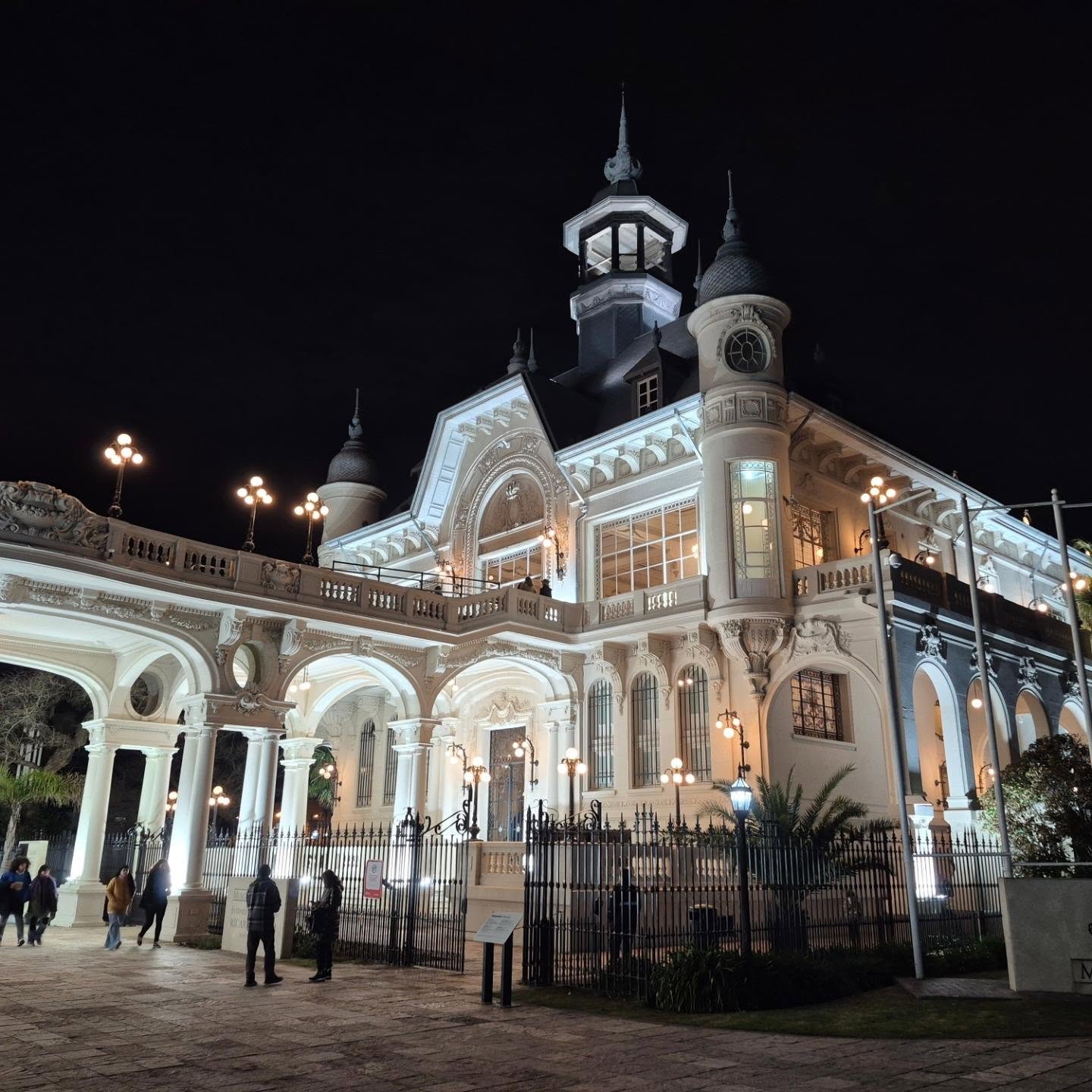 #BuenasNoches vecinos. Nos despedimos con esta hermosa imagen del @museoartetigre iluminado.