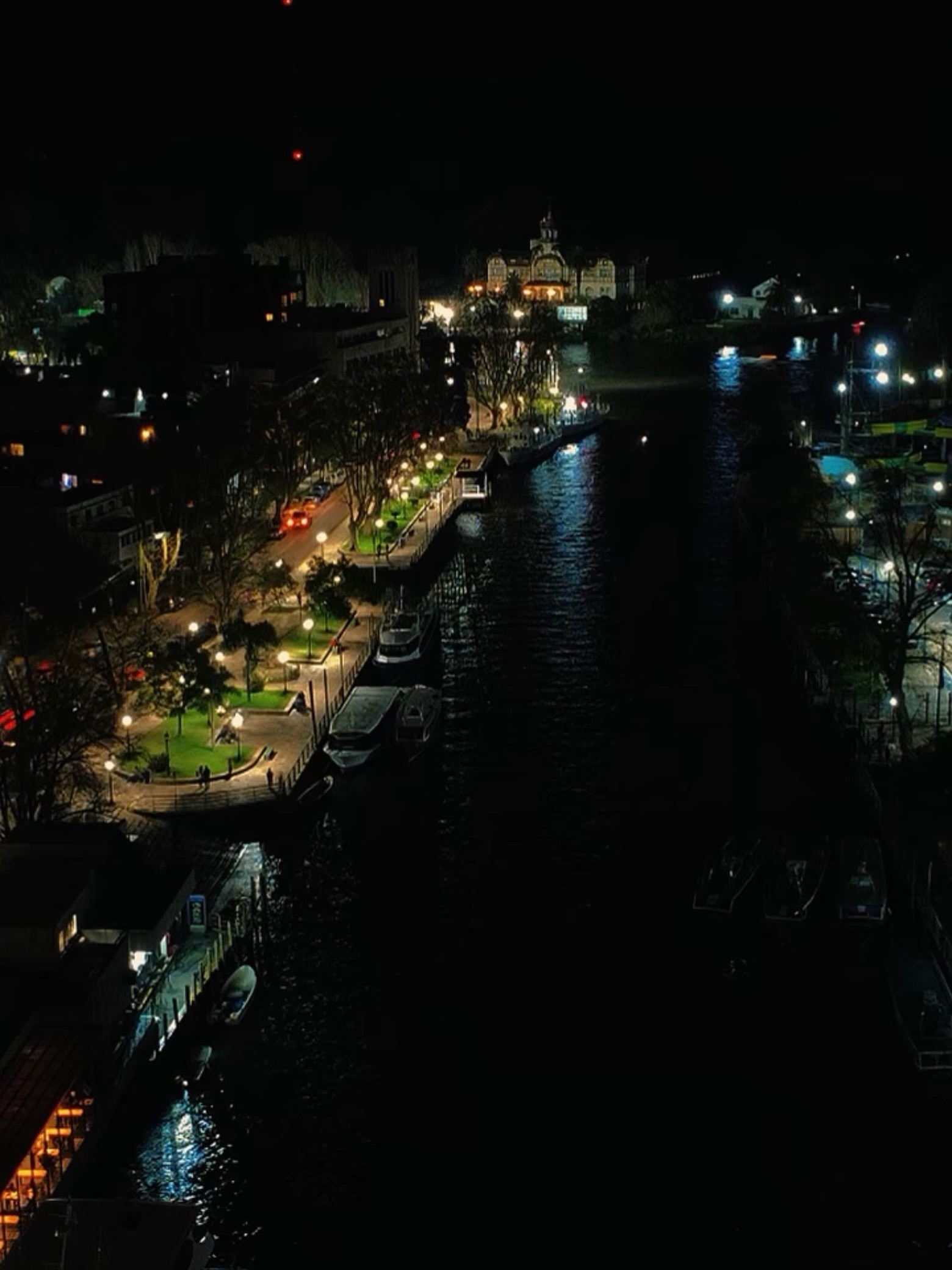 Les deseamos #BuenasNoches vecinos.
📷 @drone_bsas