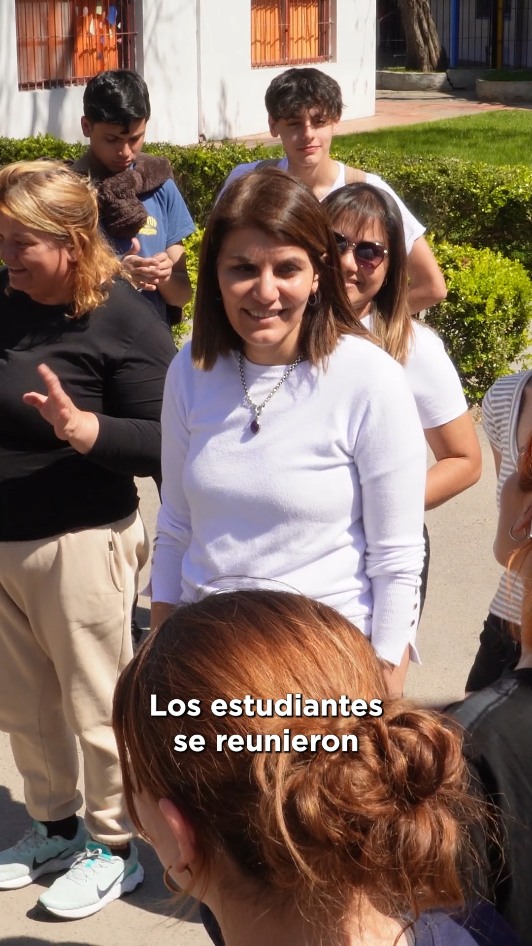 Estudiantes de la Escuela Secundaria N°21 "René Favaloro" pintaron un mural en conmemoración por los 50 años de la "Noch...